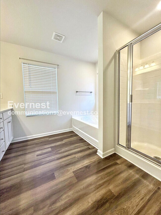 Building Photo - Limited Time Special Offer / 3 Bed, 3 Bath Home with Garage / Pet-Friendly / Vouchers Accepted / ...