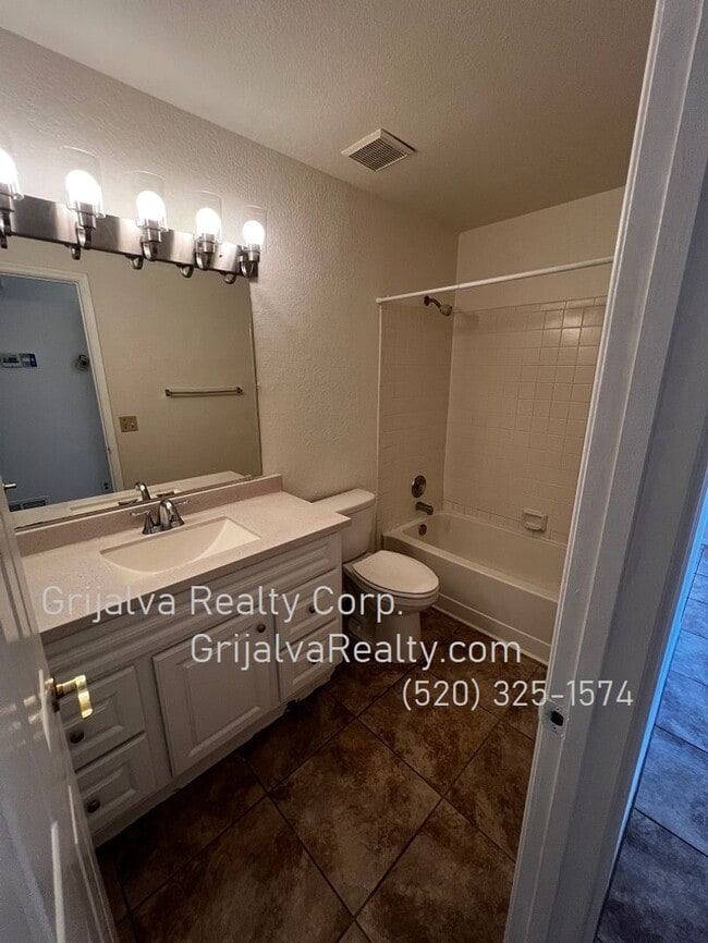 Building Photo - 3 Bedroom, 2 Bath House for Rent Northwest...