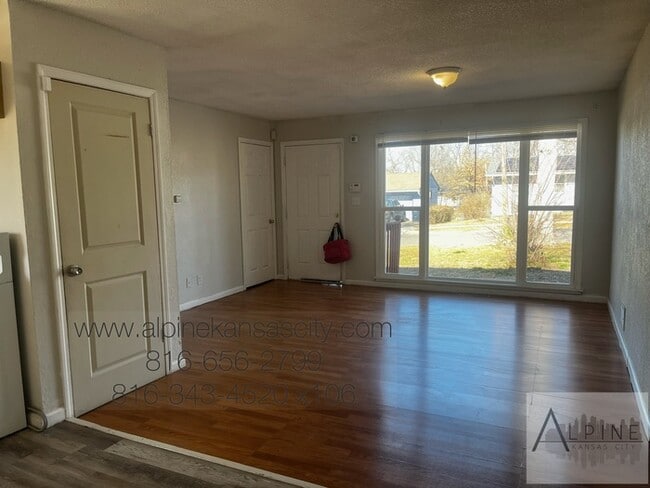 Building Photo - Spacious Vineyard Ranch, Fenced, Deck!