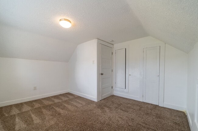 Building Photo - Charming 1910 Craftsman 4bd/2ba Tacoma House for Rent!