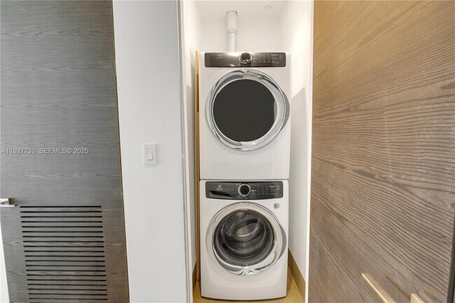 Building Photo - 1451 Brickell Ave