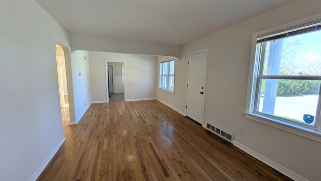 living room / dining room - 8424 Korea Dr