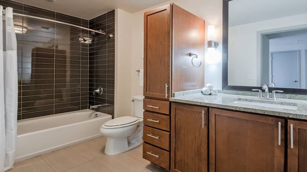 Building Photo - 1016 Elm St