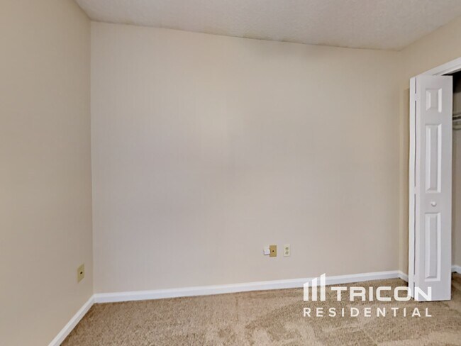 Building Photo - 2827 Tuscarora Tr