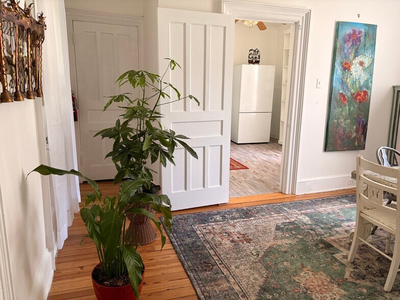 Building Photo - 618 E Gansevoort St