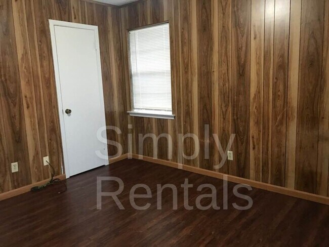 Building Photo - 409 Maple St