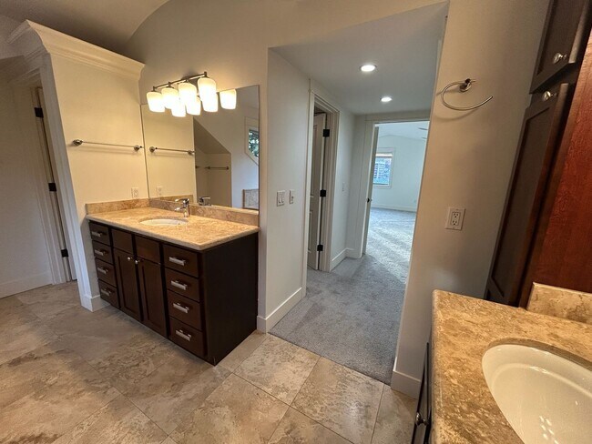 Building Photo - Queen Anne Townhouse