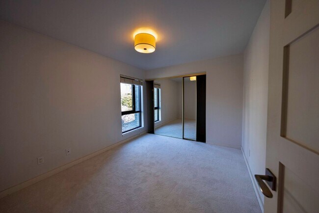 Building Photo - 3Bd/1.75Ba Seattle Condo