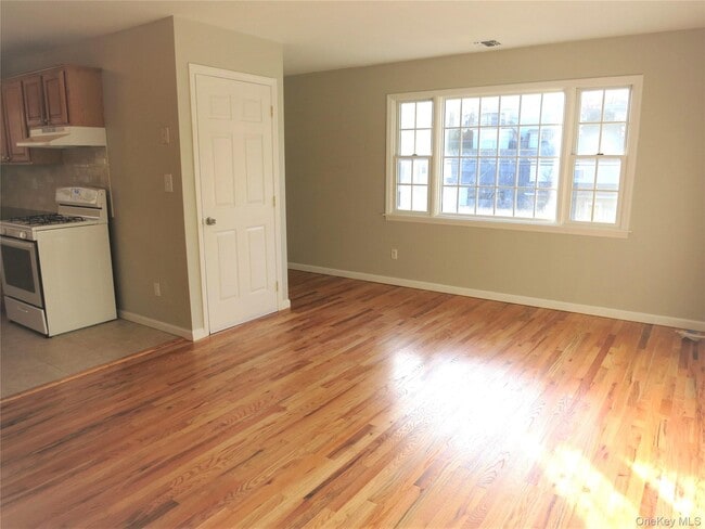 Building Photo - 56 Linwood Rd N