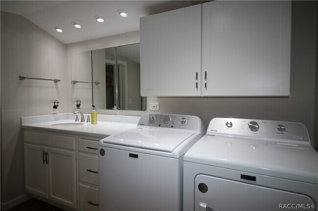 Building Photo - 5245 S Covewood Terrace