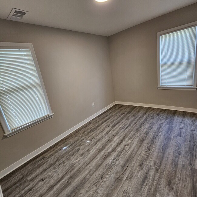 Building Photo - 2 bed, 1 bath renovated ranch. Kitchen has new cabinets, granite counters. All appliances, remode...