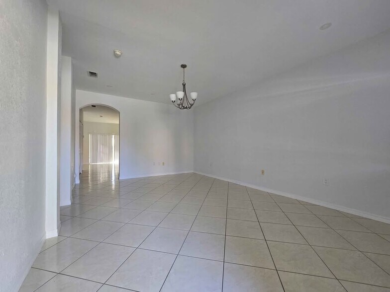 Building Photo - 10924 SW 182nd Ln