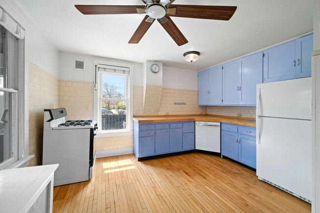 Building Photo - 809 W Touhy Ave