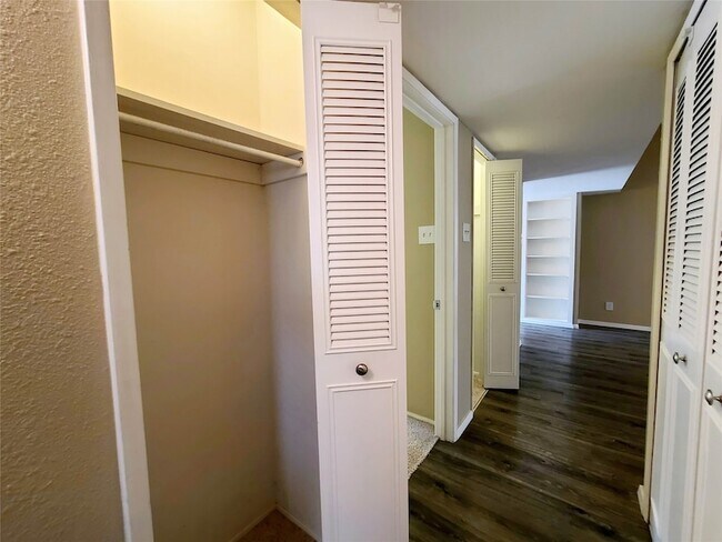 Building Photo - 4130 Santa Barbara Dr