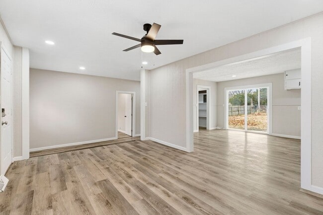 Building Photo - 4 Bedroom home 2 bath Available NOW!