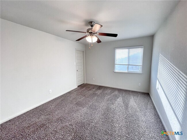 Building Photo - 310 Creekview Way