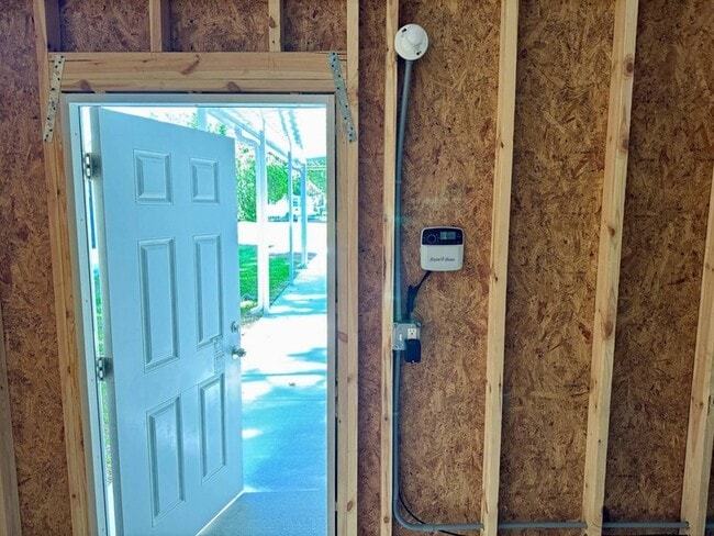 Building Photo - 843 E Colonial Cir