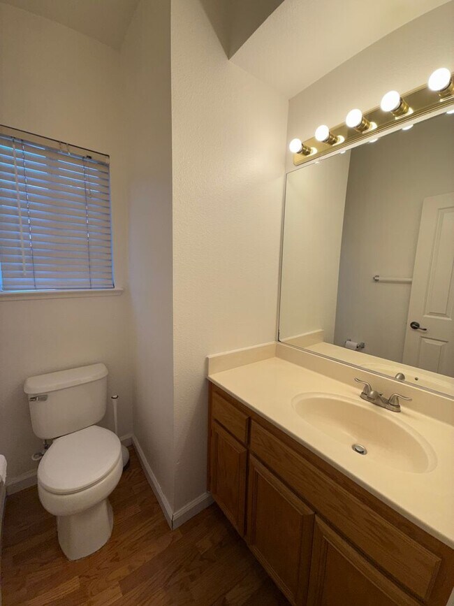 Building Photo - 4 bed 2.5 bath 2 story home available now!