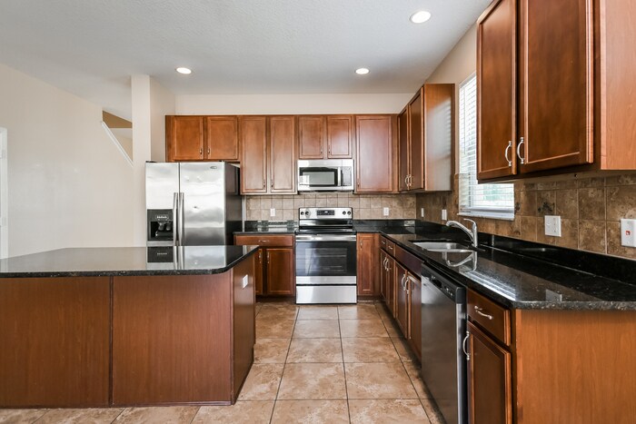 Building Photo - 2420 Plantation Oak Dr