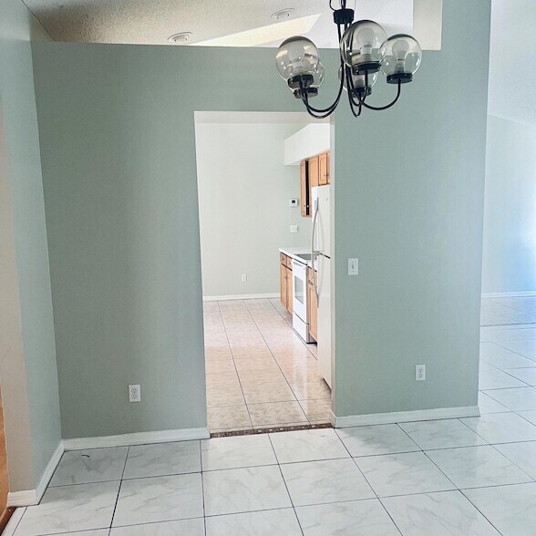 Building Photo - 6911 NW Dorothy St