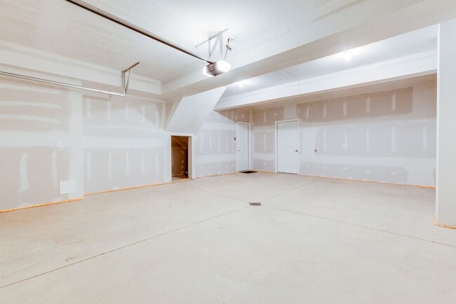 Building Photo - 3 Bedroom End Unit Townhouses in Franklin ...