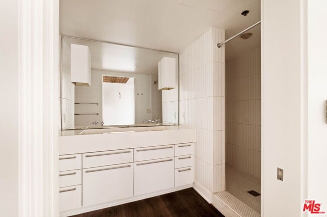 Building Photo - 6253 Hollywood Blvd