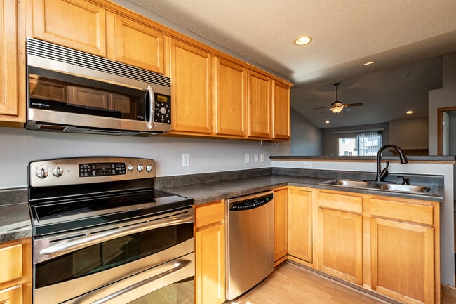 Building Photo - 1890 Goose Lake Cir