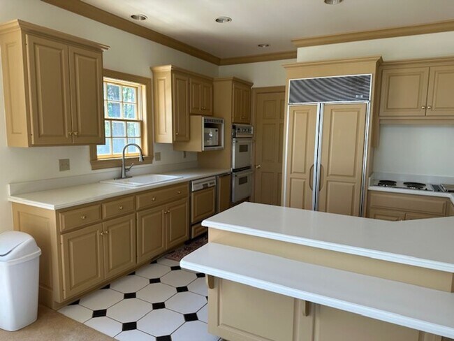 Building Photo - Private location overlooking Smiths Bay *2Bed*3bath