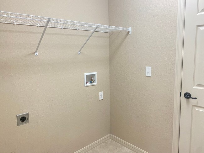 Building Photo - Maintenance-Free 4 Bedroom Rental!