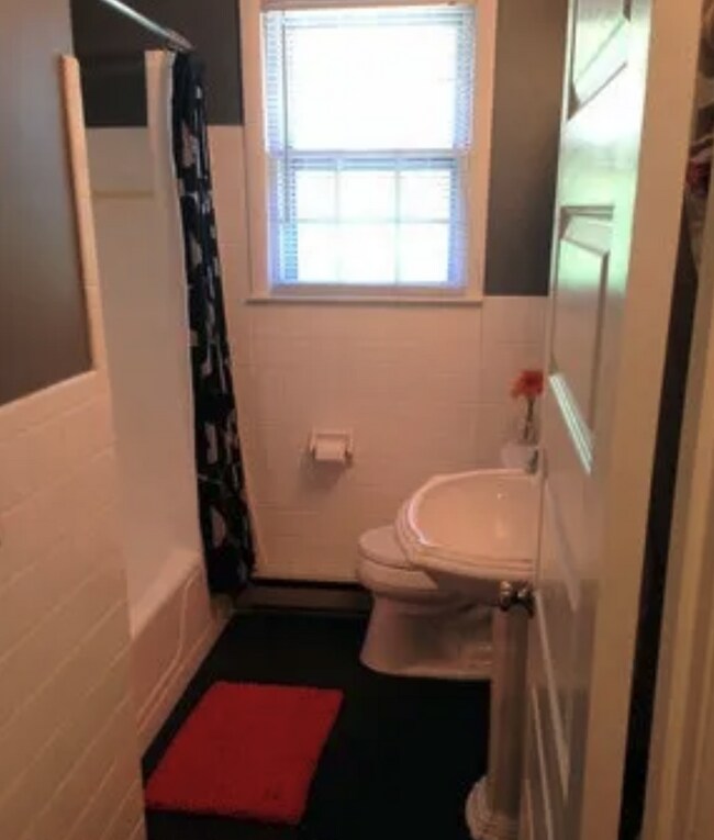 Building Photo - Updated 3 bed 2 bath. Garage and screened porch