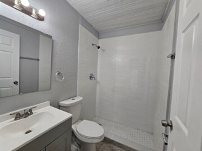 Building Photo - Spacious 3BR/2BA Home with Modern Amenities and Fenced Yard