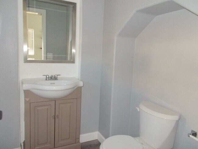 Building Photo - Modern 3-Bedroom Home in Prime Location wi...