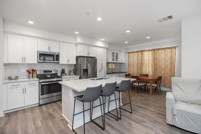 Building Photo - Lake Forest Modern Living