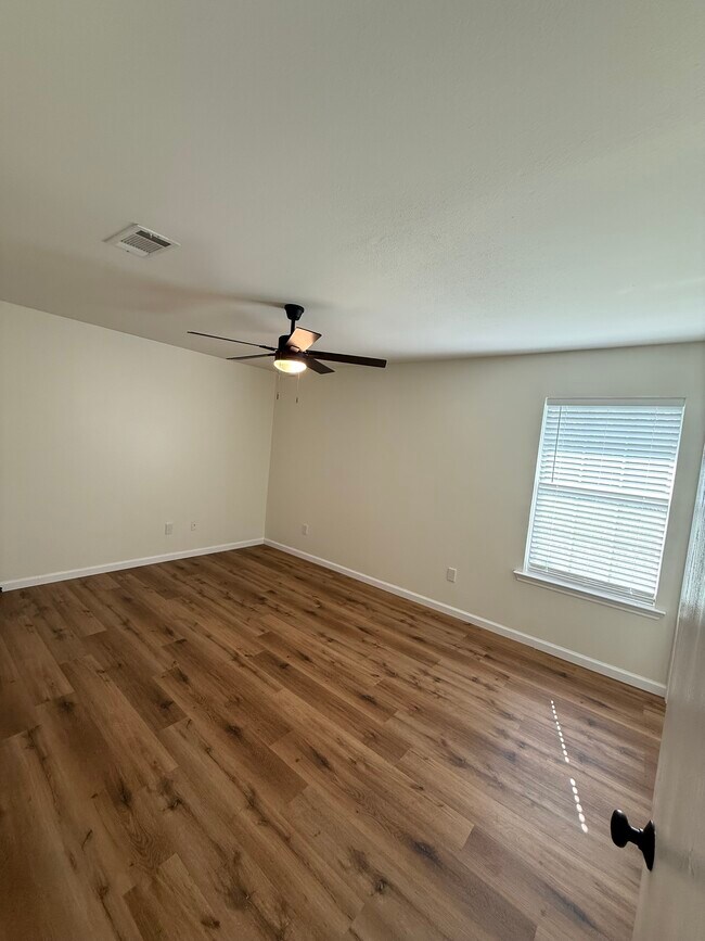 Building Photo - 501 Manhattan Dr