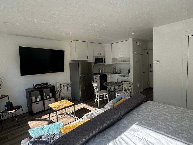 Building Photo - 725 E Main St