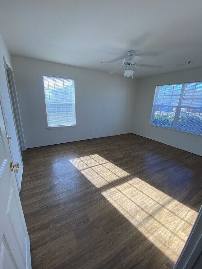 Building Photo - 1429 Azalea Dr