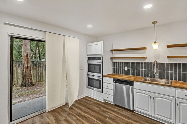 Building Photo - 2 bedroom/ 2 bathroom beautifully updated condo in Twelve Oak Condos!