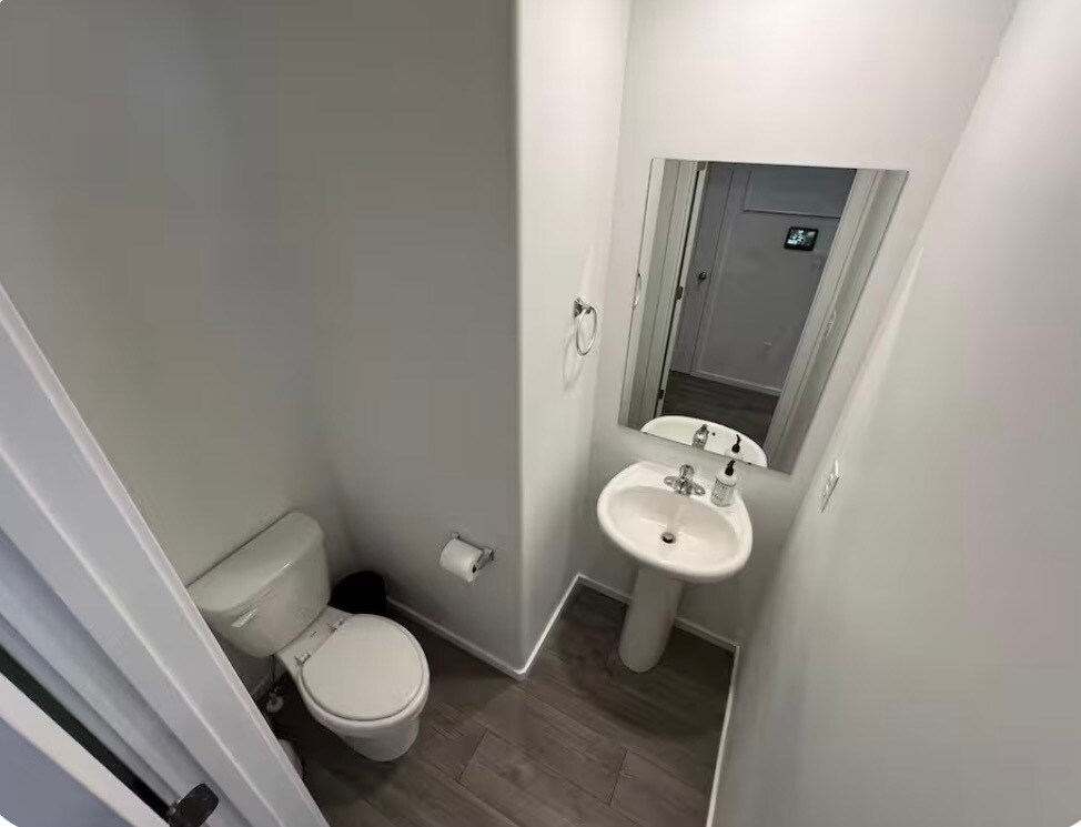 Half bathroom in main level - 986 E Manifest Ln