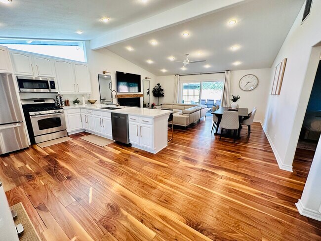 Building Photo - 9962 Pacific Ave