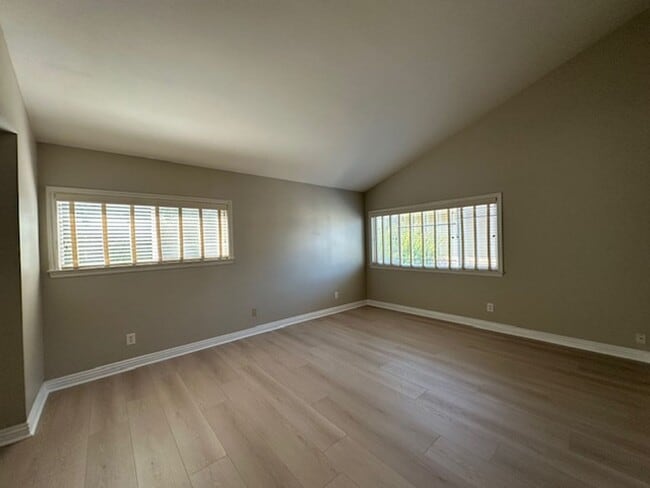 Building Photo - Stunning Newbury Park Home in model condit...