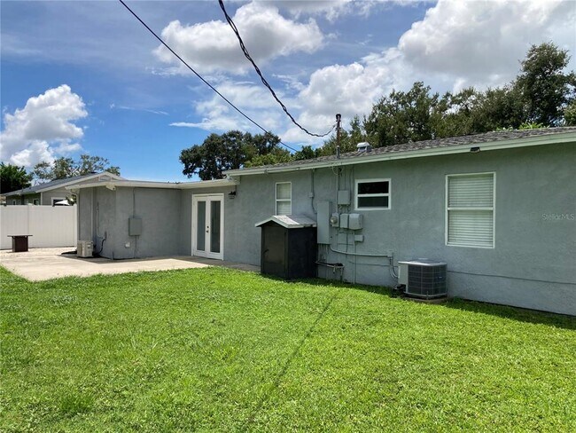 Building Photo - 7131 Orpine Dr N