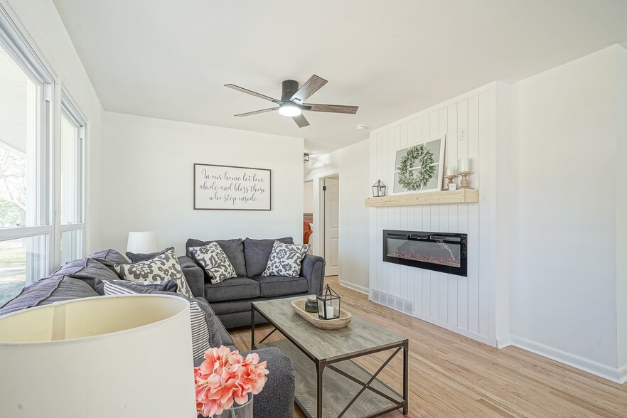 Building Photo - 311 Oakwood Dr