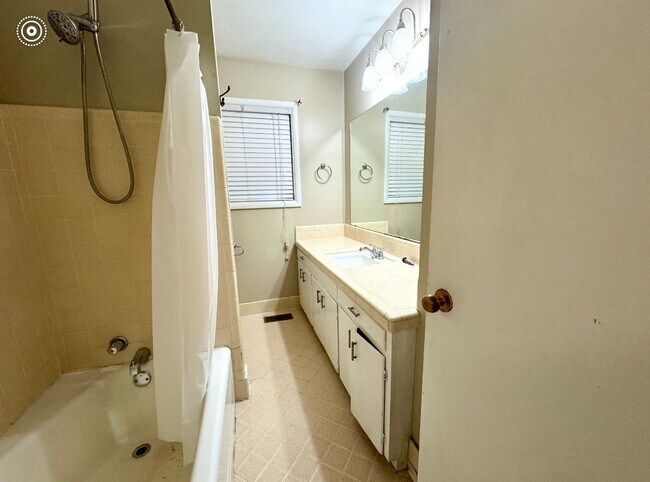 Building Photo - 3 Bed/2 Bath/2 Car Garage
