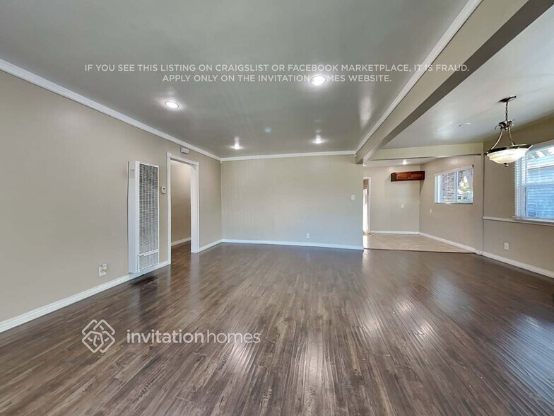 Building Photo - 726 E 99th St