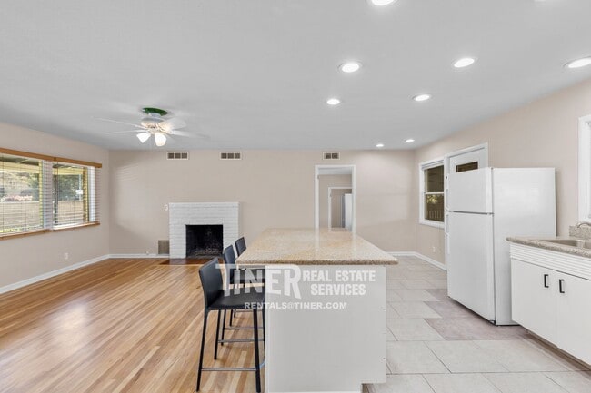 Building Photo - 2501 Laurence Ave