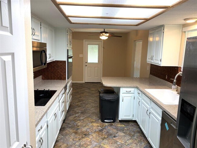 Building Photo - 11207 Hidden Bluff Dr