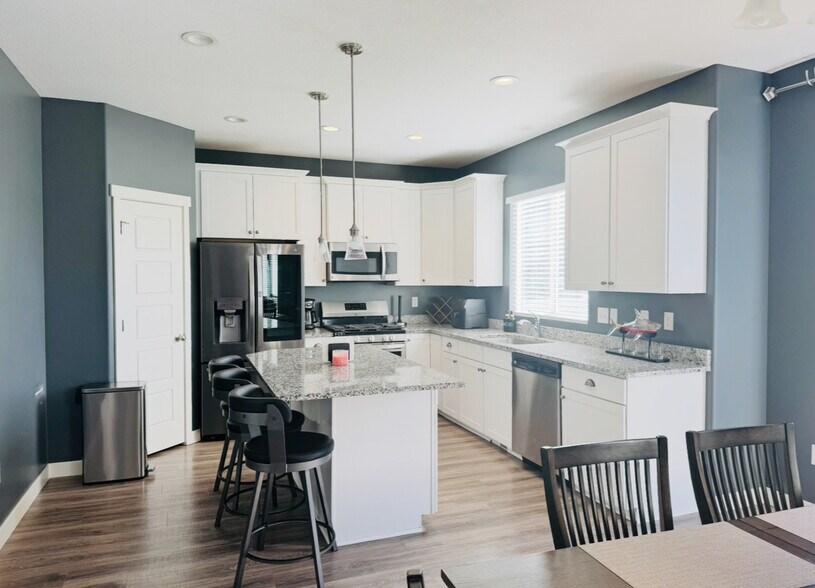 Building Photo - 887 N Galena Dr