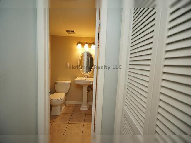 Building Photo - Charming 2-Bedroom Condo in St. Petersburg