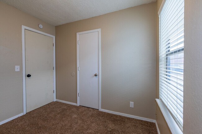 Building Photo - 4902 S Gum Ave