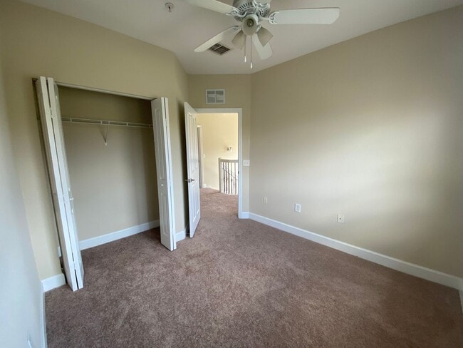 Building Photo - Beautiful Townhouse Style Apartment availa...